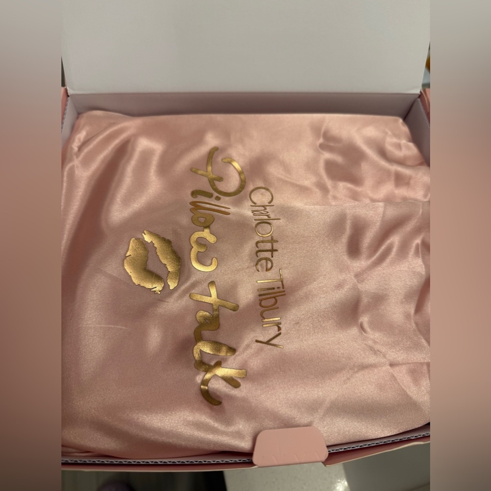 PILLOW TALK DREAMS COME TRUE
LIMITED EDITION MAKEUP KIT - Picture 6 of 9